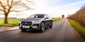 Χάρις Αλεξίου και ONIRAMA οδηγούν Range Rover και Jaguar