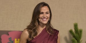 Η Τζένιφερ Γκάρνερ με κόκκινο τοπ