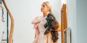 Η Τζένη Θεωνά απογείωσε τον ρομαντισμό με ένα υπέροχο φόρεμα 