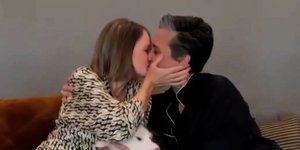 Η Τζόντι Φόστερ φιλά στη σύζυγό της στο στόμα