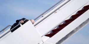 Ο Τζο Μπάιντεν σκοντάφτει την ώρα που ανεβαίνει τις σκάλες του Air Force One