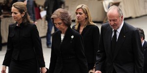 Ο πρώην βασιλιάς της Ισπανίας Χουάν Κάρλος με την σύζυγό του Σοφία και τις κόρες τους Έλενα και Κριστίνα