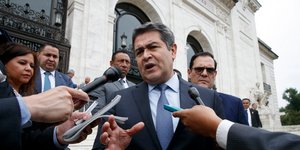 Ο Χουάν Ορλάντο Ερνάντες μιλά σε δημοσιογράφους