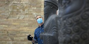 Καλλιτέχνης περιποιείται αγάλματα με πινέλο 