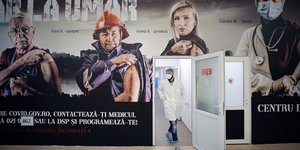 Καμπάνια ευαισθητοποίησης των πολιτών σε κέντρο εμβολιασμού στο Βουκουρέστι