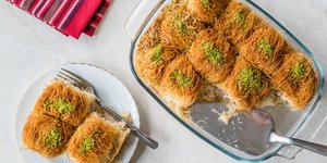 Ταψί με κανταϊφάκια σιροπιασμένα και τριμμένο φιστίκι Αιγίνης