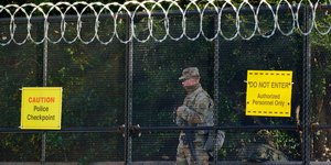 Στρατιωτικός σε εξωτερικό χώρο γύρω από το Καπιτώλιο
