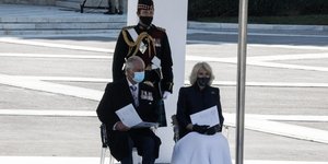 Καμίλα με κουβερτούλα στα πόδια