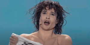 Η Κατερίνα Στικούδη ως Τζέιμς Μπλαντ γδύνεται επί σκηνής