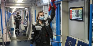 Καθαρίστρια καθαρίζει τρένο στη Ρωσία