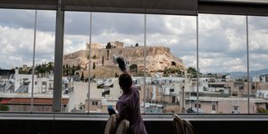 Υπάλληλος καθαρίζει τζάμια στο μουσείο της Ακρόπολης