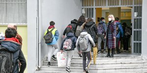 Μαθητές μπαίνουν στο σχολείο