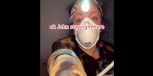 Η γυναίκα την στιγμή που μαθαίνει τι κρύβεται πίσω από τον καθρέφτη της