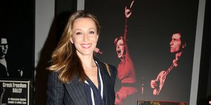 Η Κάτια Ζυγούλη με ριγέ σακάκι