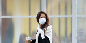 Η Κέιτι Χολμς με loafers και τζιν