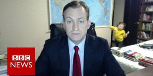 Ο καθηγητής Kelly την ώρα που μπουκάρουν τα παιδιά του