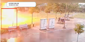 Η στιγμή που κεραυνός χτυπά 4 ανθρώπους σε πάρκο στην Ινδία