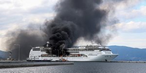 Η φωτιά ξέσπασε περίπου στις 15:30 το μεσημέρι της στο κρουαζιερόπλοιο MSC Lirica -Φωτογραφία: EUROKINISSI/ΣΤΑΜΑΤΗΣ ΚΑΤΑΠΟΔΗΣ