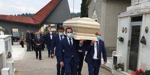 Κηδεία Ελλης Διβάνη: Ράγισαν καρδιές στο τελευταίο αντίο της 33χρονης