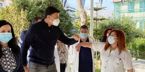 Ο Βασίλης Κικίλιας χαιρετά γιατρό στο Τζάνειο