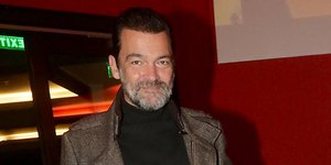 Ο Κωνσταντίνος Καζάκος με παλτό