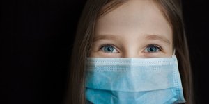 κοριτσι μπλε ματια μασκα