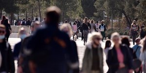 Πολίτες βολτάρουν στον Φλοίσβο