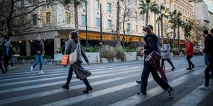 Κόσμος περπατά στην Αθήνα