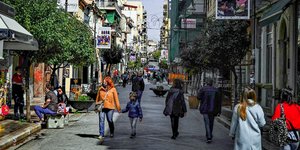 Κόσμος περπατά στον δρόμο