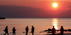 Κόσμος στο ηλιοβασίλεμα