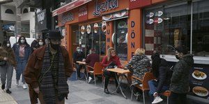 Κόσμος σε εστιατόριο της Τουρκίας