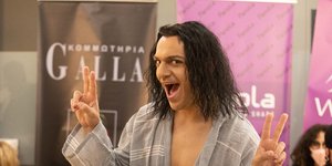 Ο Κώστας Δόξας σε ρόλο Τριαντάφυλλου για το YFSF