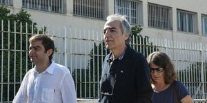 Ο Δημήτρης Κουφοντίνας έξω από τις φυλακές Κορυδαλλού 