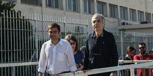 Ο Δημήτρης Κουφοντίνας έξω από τις φυλακές Κορυδαλλού