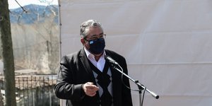 Ο Δημήτρης Κουτσούμπας μιλάει στο μικρόφωνο