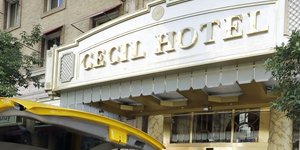 κόσμος με βαλίτσες έξω από το ξενοδοχείο Cecil