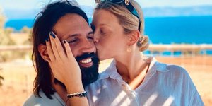 H Κωνσταντίνα Κομμάτα φιλάει τον Γιώργο Σαμαρά