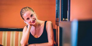 Η Λένα Δροσάκη με μαύρο τοπ