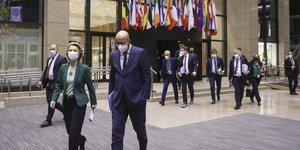 Λάιεν και Μισέλ μπαίνουν στο κτίριο των Βρυξελλών 