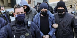 Ο Δημήτρης Λιγνάδης μεταφέρεται εκτός Ευελπίδων από αστυνομικούς