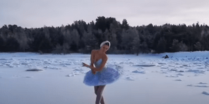 Η Ρωσίδα μπαλαρίνα χορεύει τη λίμνη των κύκνων στους -15