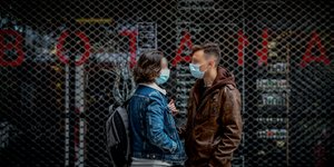 Δυο νέοι μπροστά σε κλειστό κατάστημα