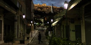 Lockdown στην Αθήνα: Η Πλάκα βράδυ με φόντο την Ακρόπολη