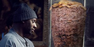 Ο Λουπέν στο μουσείο Λούβρου, μπροστά σε έναν λαχταριστό γύρο