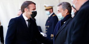 Ο πρόεδρος της Γαλλίας Εμανουέλ Μακρόν χαιρετά τον Νικολά Σαρκοζί 