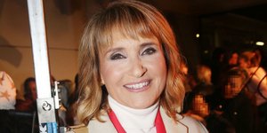 Η Μάρα Ζαχαρέα με λευκό σακάκι