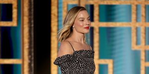 Η Μάργκοτ Ρόμπι με φόρεμα στις Χρυσές Σφαίρες