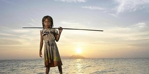 Παιδί στο ηλιοβασίλεμα