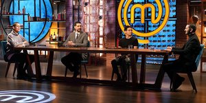 Οι τρεις κριτές με τον καλεσμένο chef Γιάννη Σκοτίδα 