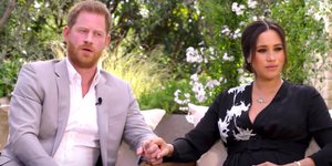 Μέγκαν Μαρκλ και πρίγκιπας Χάρι πιασμένοι χέρι χέρι δίνουν συνέντευξη στην Όπρα Γουίνφρεϊ